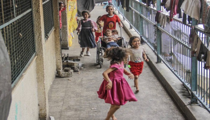 عشرات الأطفال في غزة يطالبون بإعادة فتح المدارس