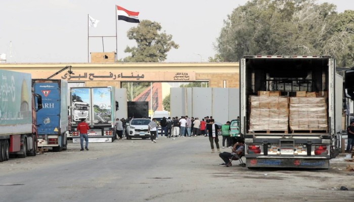 انقلاب مصر يتخلص من المساعدات أمام معبر رفح لفسادها بعد سيطرة الاحتلال عليه