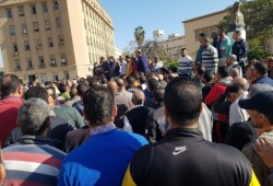 وقفة احتجاجية لعمال شركة مياه أسيوط للمطالبة بالحد الأدنى للأجور