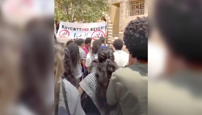 احتجاجات طلابية في الجامعة الأمريكية بالقاهرة لسحب استثمارات تدعم للاحتلال (فيديو)