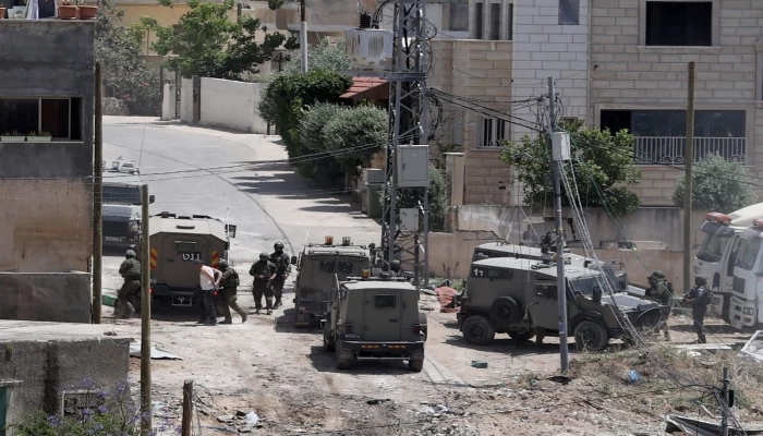 إسرائيل تعتقل 28 فلسطينيا  في مداهمات بالضفة الغربية