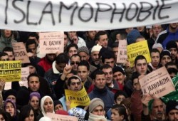 "**الإسلاموفوبيا" وعنصرية الغرب**