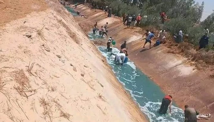 استنفار للمواطنين لجمع السولار بعد تسريب في خط مواسير بالمنيا (صور-فيديو)