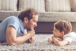 صاحبوهم سبعًا.. ما أبرز الأخطاء الواجب تجنبها في التواصل مع المراهقين؟