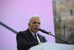 لبيد: وزراء إسرائيل يتجادلون بينما يُقتل جنودنا في غزة