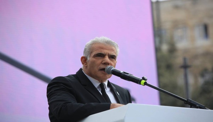 لبيد: وزراء إسرائيل يتجادلون بينما يُقتل جنودنا في غزة