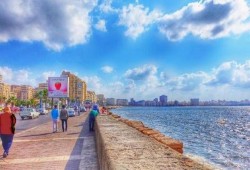 الإهمال يدمر سور كورنيش الإسكندرية .