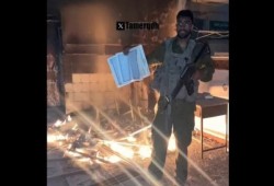 جندي في جيش الاحتلال يحرق نسخة من القرآن الكريم ومسجدا بقطاع غزة
