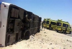 انقلاب اتوبيس يستقله عمال شركة الورق على طريق "السويس -السخنة" .
