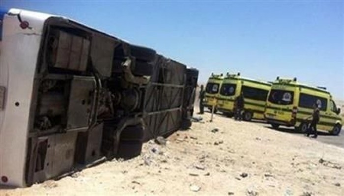 انقلاب اتوبيس يستقله عمال شركة الورق على طريق "السويس -السخنة" .
