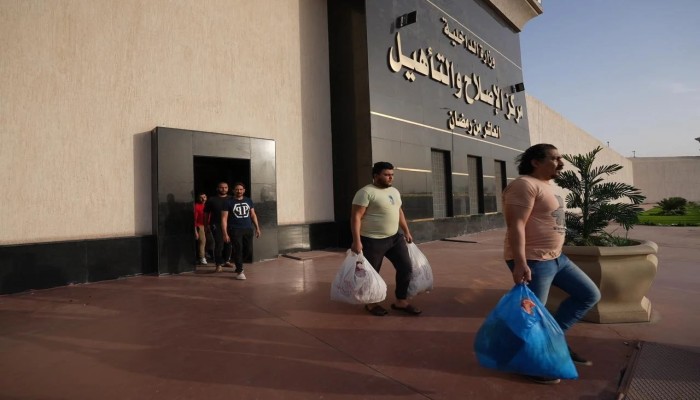 من بينهم 3صحفيات.. النيابة العامة تخلي سبيل 42 شخصاً من المحبوسين احتياطياً
