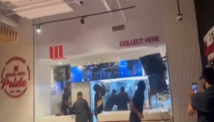 بسبب مجازر الاحتلال بغزة.. عراقيون يهاجمون ويحطمون فرعين لمطعم كنتاكي في بغداد (فيديو)