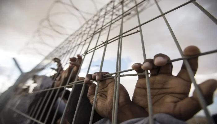 وفيات غامضة وبتر للأقدام.. ماذا يحدث للأسرى الفلسطينيين في سجون إسرائيل؟