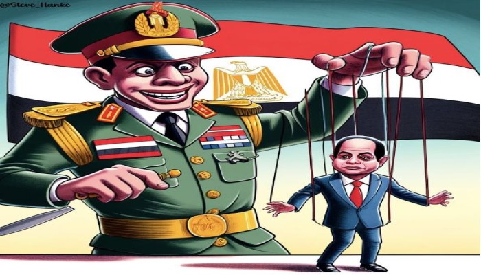 ستيف هانكي: في مصر ..الجيش هو الذي يحكم اللعبة