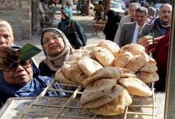 الشارع يستغيث.. ماذا سيأكل محدودي الدخل بعد رفع سعر الخبز