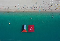غواصون أتراك يرفعون علم فلسطين في البحر الأبيض المتوسط.