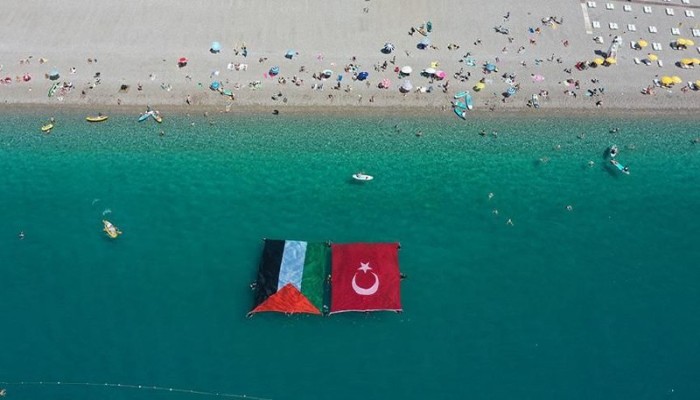 غواصون أتراك يرفعون علم فلسطين في البحر الأبيض المتوسط.