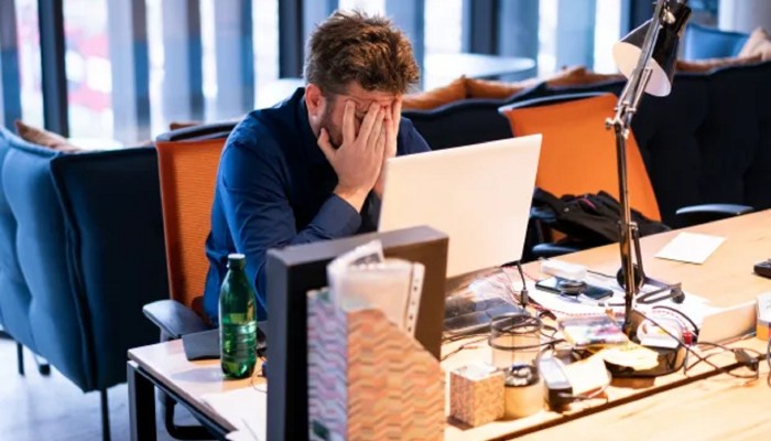 دراسة: العمل بلا راتب مُجزٍ يسبب أمراض القلب