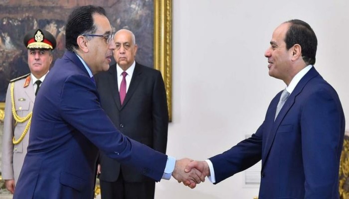 مصريون تعليقا على تكليف مدبولي بعد استقالته: المشكلة في السيسي