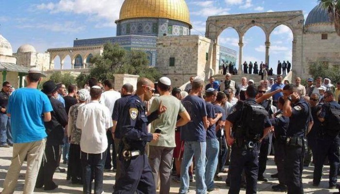 مئات المستوطنين يقتحمون باحات المسجد الأقصى قبيل انطلاق مسيرة الأعلام.