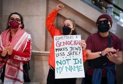 الشرطة الأمريكية تعتقل عشرات المتظاهرين الداعمين لفلسطين من مبنى القنصلية الإسرائيلية (صور وفيديو)