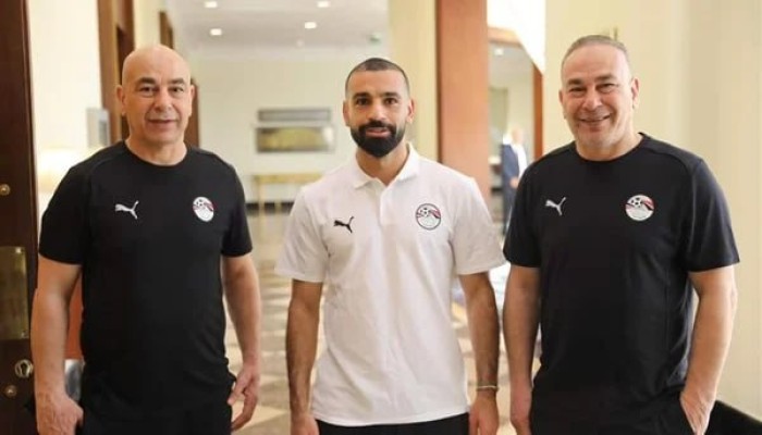 ما تفاصيل العلاقة بين صلاح والتؤام في معسكر منتخب مصر؟
