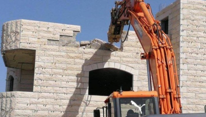 الاحتلال يجبر المواطن المقدسي أمجد محمود على هدم منزله ذاتياً.