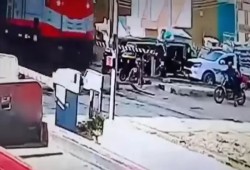 فيديو لحادث مروع.. قطار يدهس مواطن في محافظة سوهاج ويحوله لأشلاء