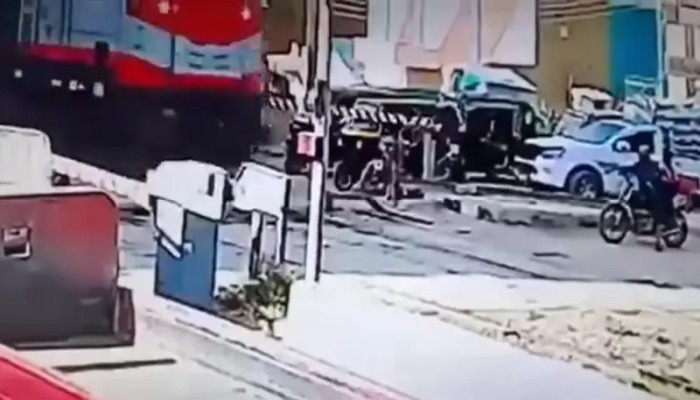 فيديو لحادث مروع.. قطار يدهس مواطن في محافظة سوهاج ويحوله لأشلاء