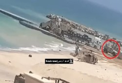أكسيوس: خلية أمريكية ساعدت في تحرير الأسرى الأربعة عن طريق الميناء العائم