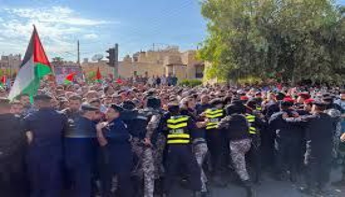 تنديدا بمجزرة النصيرات.. وقفة حاشدة قرب سفارة الاحتلال فى العاصمة الأردنية.
