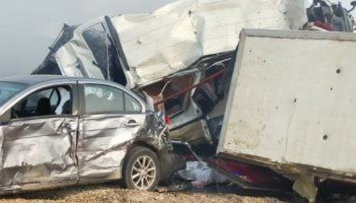 10 مصابين فى تصادم سيارة نقل مع أخرى بالجيزة .