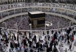 كسوة الكعبة المشرفة.. 6 ألوان زيّنتها عبر التاريخ