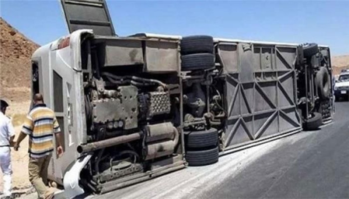 إصابة 34 شخصاً في حادث انقلاب أتوبيس على الطريق الدولي بجنوب سيناء .