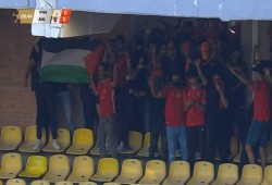 بعد هتافات غاضبة .. اعتقال مشجعين للنادي الأهلي بعد رفع علم فلسطين