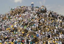 أكثر من مليوني حاج يقفون بعرفة لأداء ركن الحج الأعظم