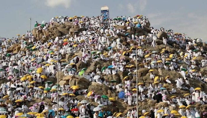 أكثر من مليوني حاج يقفون بعرفة لأداء ركن الحج الأعظم