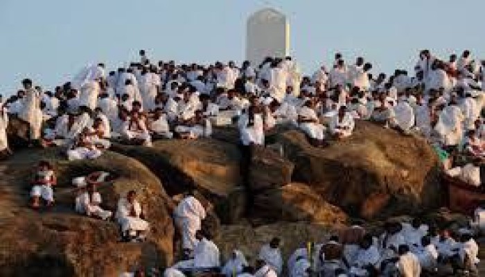 من وسط الركام .. مئات النازحين في غزة يتجمعون على كتاب الله فى صباح يوم عرفة