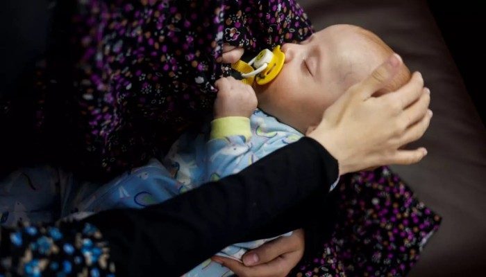 لا حفاضات أو حليب صناعي أو أغذية للأطفال: الأمهات الفلسطينيات تكافحن من أجل إبقاء أطفالهن على قيد الحياة
