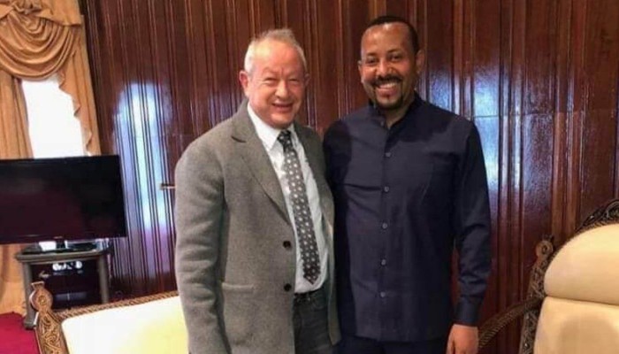 “ساويرس يشارك في بناء سد النهضة”.. صورة تثير جدلًا بمصر