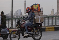 عددهم 6 ملايين “طيّار” ينتشرون بين أزقة وشوارع مصر.. قصص صادمة لمعاناة عمال توصيل يشتغلون دون حقوق