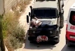 الجيش الإسرائيلي يحقق مع جنود قاموا بربط رجل فلسطيني بغطاء محرك السيارة