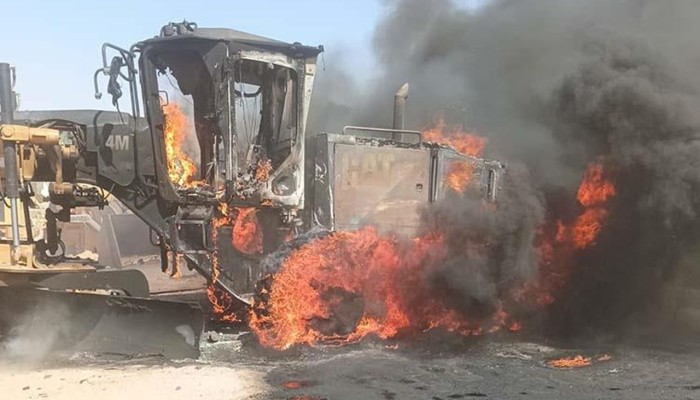 حريق هائل يلتهم معدات ولوادر محطة شركة الرصف الحكومية في الوادي الجديد