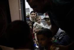 أطفال غزة المرضى يغادرون القطاع لتلقي العلاج