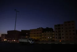 المصريون يفتحون قاعات دراسية مؤقتة مع انقطاع التيار الكهربائي عن الطلاب