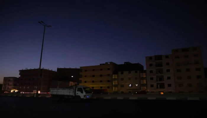 المصريون يفتحون قاعات دراسية مؤقتة مع انقطاع التيار الكهربائي عن الطلاب