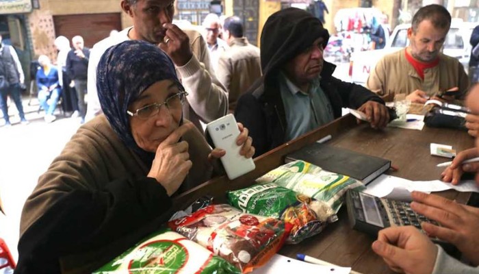 اقتصاديون: الدعم النقدي ضار اجتماعية وارتفاع أسعار السلع سيؤدي إلى تآكله