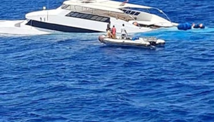 غرق مركب بالبحر الأحمر والسلطات تعاين الأضرار