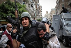 حبس 12 ناشطاً بينهم فنان تشكيلي بارز بتهم تتعلق بنشر أخبار كاذبة