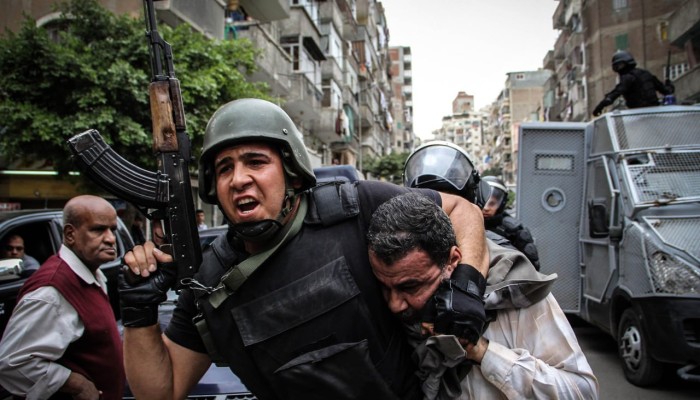 حبس 12 ناشطاً بينهم فنان تشكيلي بارز بتهم تتعلق بنشر أخبار كاذبة